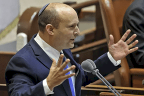 بينيت: لن ننقل الأموال بالحقائب إلى غزة والبالونات الحارقة ستقابل بردٍ قاسٍ