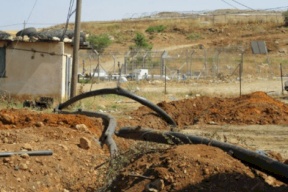 جيش الاحتلال يدمّر خط مياه جنوب الضفة