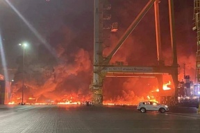 انفجار دبي الضخم وقع في سفينة راسية قبالة ميناء جبل علي