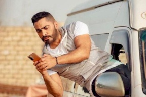 فتاة مُحجبة تورط تامر حسني بسبب ما فعله معها لحظة بكائها! (فيديو)