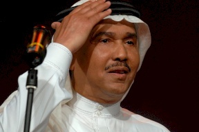 بكاء محمد عبده على المسرح في جدة يشعل السوشال ميديا