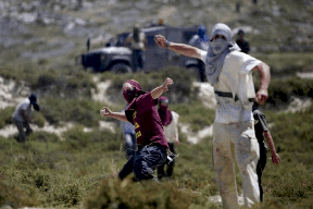 إصابة طفل جراء رشقه بالحجارة من مستوطنين جنوب الخليل