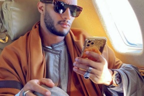 شاهد| محمد رمضان يثير الجدل وسخرية الجمهور بهذه الصورة..متابعون:بتستحمى في الشارع ليه!