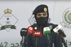 لأول مرة في تاريخ السعودية.. جندية تقدم مؤتمرا صحفيا حول الحج (فيديو)