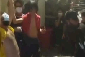 لحظات مؤلمة.. شاب يصرخ بعد تعرفه على جثة والدته في مستشفى الحسين بالعراق (فيديو)