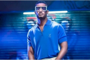 تصرف غريب من محمد رمضان أثناء تكريمه في حفل بدبي! (فيديو)