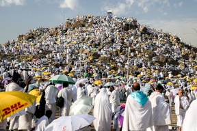 الحجاج يقفون على صعيد عرفات لتأدية الركن الأعظم اليوم