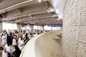 الحجاج يواصلون رمي الجمرات في أول أيام التشريق