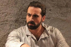 أبدع بدور خالد بن الوليد في مسلسل عمر وزوجته فنانة .. هذه قصة الفنان مهيار خضور