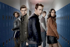نجم مسلسل 13 Reasons why يعلن تحوله إلى فتاة.. شاهدوا كيف أصبح (صور)