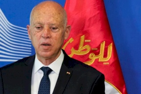 رئيس تونس يجمد أعمال البرلمان ويعفي رئيس الحكومة .. والنهضة تندد