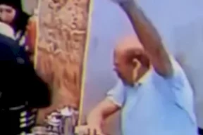 فيديو يثير ضجة لزوجة تضرب زوجها أمام الزبائن في محل كشري بمصر