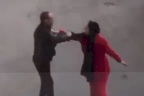 فيديو متداول- الكشف عن سبب قيام زوجة بضرب زوجها في الشارع!