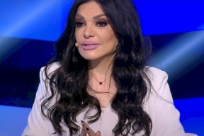 نضال الأحمدية تدعو الله أن لا ترتدي الحجاب وتقول: "بفهم قد 100 شيخ"! (فيديو)