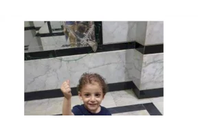 استياء في مصر.. أم تترك ابنها في مدخل عمارة لتهرب مع عشيقها! (صور)
