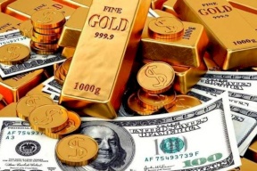 تثبيت الفائدة الأمريكية يصعد بالذهب ويضعف الدولار