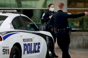 أمريكا: اعتقال امرأة تتجول لأشهر مع جثتي طفلين بصندوق سيارتها