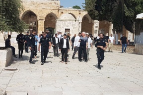 عشرات المستوطنين يقتحمون الأقصى