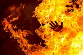 أردني يسكب الديزل على زوجته ويحرقها بدم بارد حتى ماتت.. وهذا مصيره! 