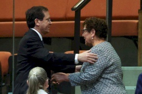 هرتسوغ لرئيسة اليونان: إسرائيل إلى جانبكم