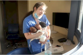 ممرضة لبنانية بصورة جديدة مع ثلاثة أطفال أنقذتهم بأعجوبة من انفجار بيروت (شاهد)