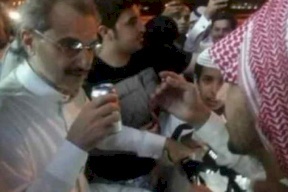 شاهدوا ماذا فعل الأمير الوليد بن طلال مع شاب قال له (ركز معي أبو خالد)!