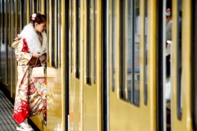 رجل يهاجم قطاراً بطوكيو بهدف قتل "النساء السعيدات"