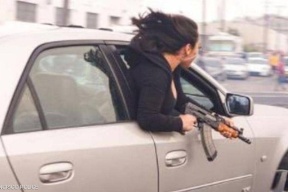 "سيدة الكلاشينكوف".. مشهد صادم في شوارع كاليفورنيا