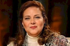 سر السبحة الحمراء التي لم تفارق يد دلال عبد العزيز