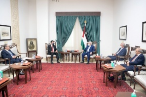 السفير التونسي يستعرض أوضاع بلاده مع الرئيس عباس