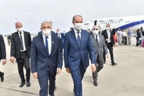 شاهد- هذا ما كتبه وزير خارجية الاحتلال على قبر محمد الخامس عند زيارته للمغرب!