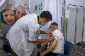 الصحة الإسرائيلية تصادق على جرعة لقاح ثالثة لمن هم فوق الـ 50 عاما