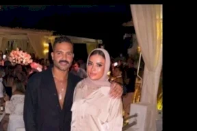 "هو وزوجته بالبيجامة".. من هو صاحب الإطلالة الغريبة في زفاف نيللي كريم؟ (شاهد)