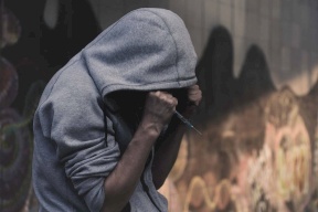لأنها منعته من التعاطي- مدمن يحاول إحراق والدته برام الله