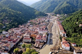 غانتس: عرضنا على تركيا المساعدة في إنقاذ ضحايا الفيضانات