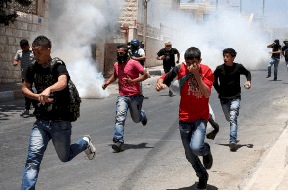 إخلاء مدرستين جنوب طولكرم وإصابات بالاختناق بغاز الاحتلال