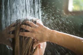 أطباء يتحدثون عن موضة "رفض الاستحمام"... هل فعلا مفيدة للجلد؟