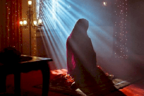 فنانة شهيرة تعلن الاعتزال وارتداء الحجاب من داخل المسجد النبوي.. فاجأت الجميع