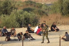 الاحتلال يطارد العمال ويحتجز العشرات منهم غرب بلدة فرعون بطولكرم