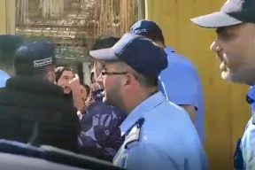 عناصر حماس يعتدون على مواطن مسن ويحاولون إخراجه من منزله بقوة السلاح (فيديو)