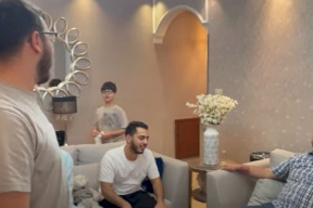 شاهد- أول زيارة لمنزل الوليد مقداد.. وتصرف غريب وغير مفهوم من زوجته! (فيديو)