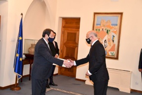 صور| السفير عبد الله عطاري يقدم أوراق اعتماده لرئيس قبرص