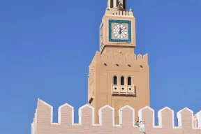 فيديو| يرفع الأذان بـ "شورت" في مسجد بالكويت ويثير الجدل.. والأوقاف تتحرك