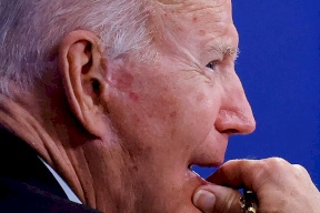 استطلاع: تراجع مستوى تأييد بايدن إلى مستوى قياسي