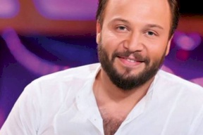 الموت يفجع الفنان مكسيم خليل بأقرب الناس عليه