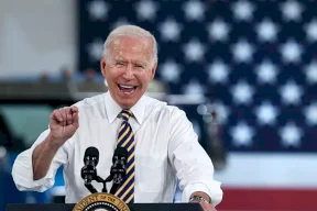 إعلام: لقاء بايدن بينيت يشبه لقاء المعلم بتلميذه