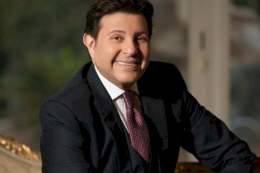 زوجة هاني شاكر تبهر الجميع بجمالها في حفل زفاف نجلها.. ومتابعون: "دي أكيد العروس"! (صور)