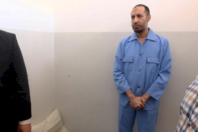 لحظة لقاء مدير مكتب القذافي مع عائلته بعد 11 عاما من السجن (فيديو)