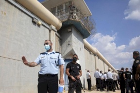 توتر شديد في سجن "جلبوع" بعد قمع الأسرى بقسم 3