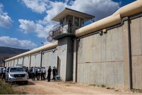 أسير من رام الله يسكب الماء المغلي على أحد السجانين في "جلبوع"